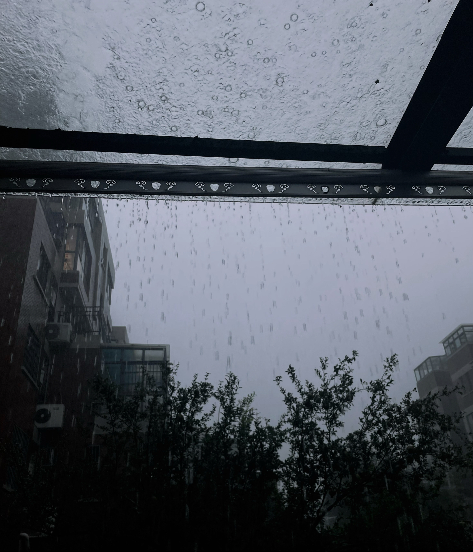 倾盆大雨的倾图片