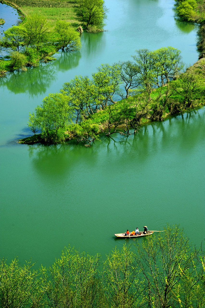 每日打卡#  谁绘江南好景观? 风光更惹客凭栏.