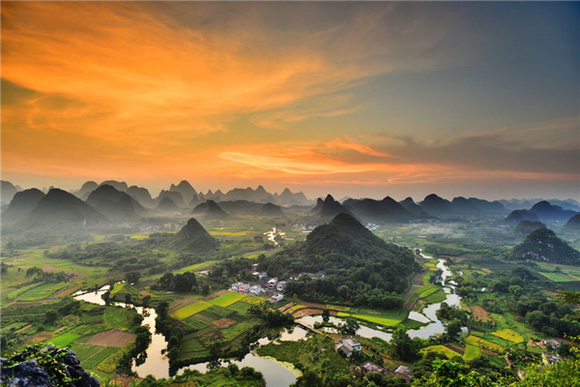 千里晨曦来照尽, 楼边飞鸟过轻盈.
