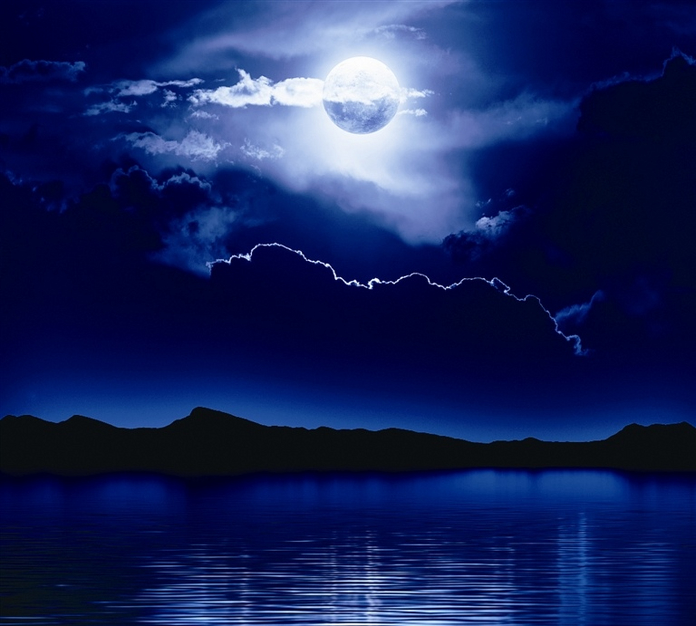 每日打卡#  矗立青山送大江, 高悬皓月照西窗.