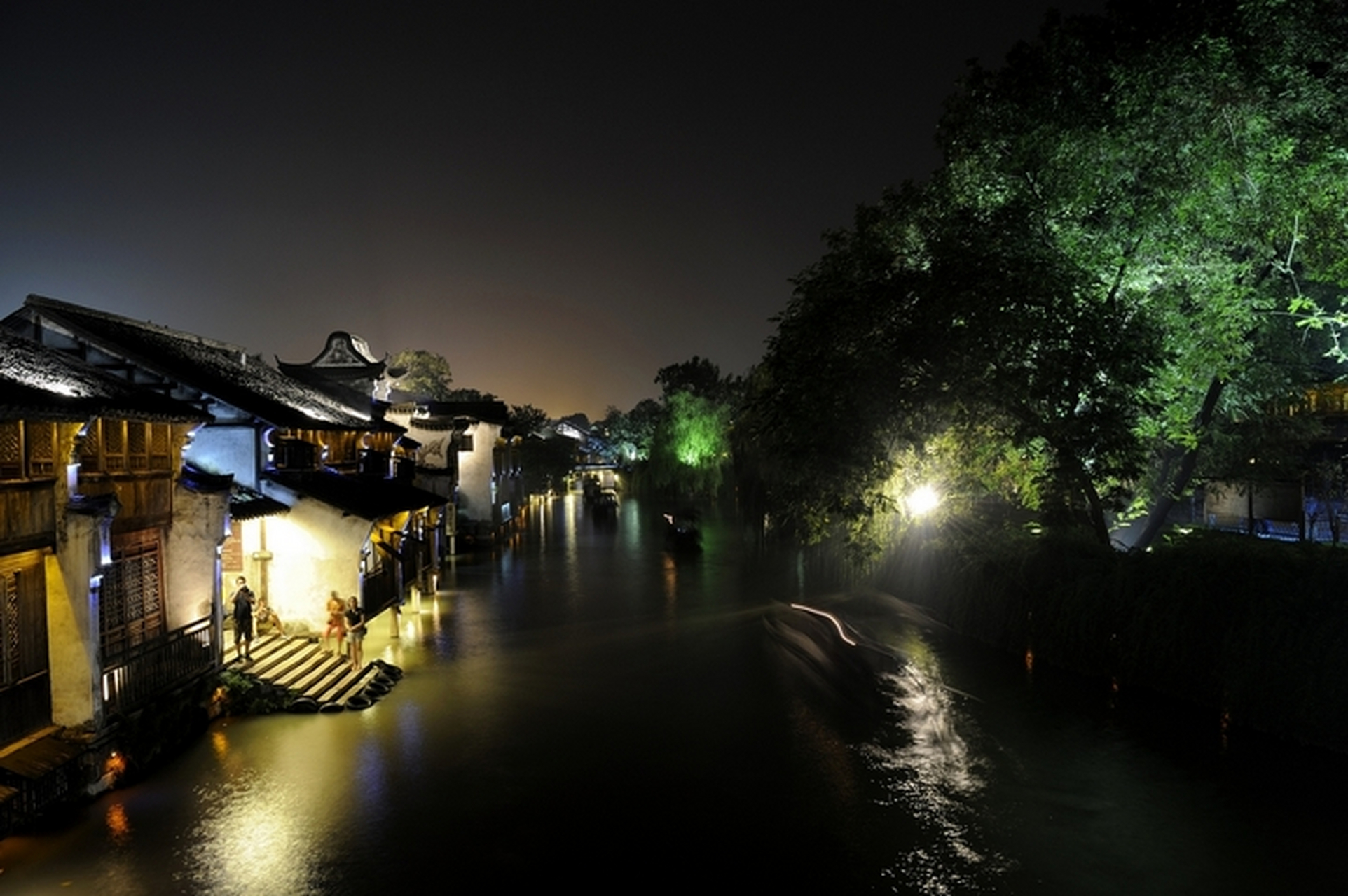 每日打卡#  幽幽灯火透西窗, 漠漠如帘雾锁江.