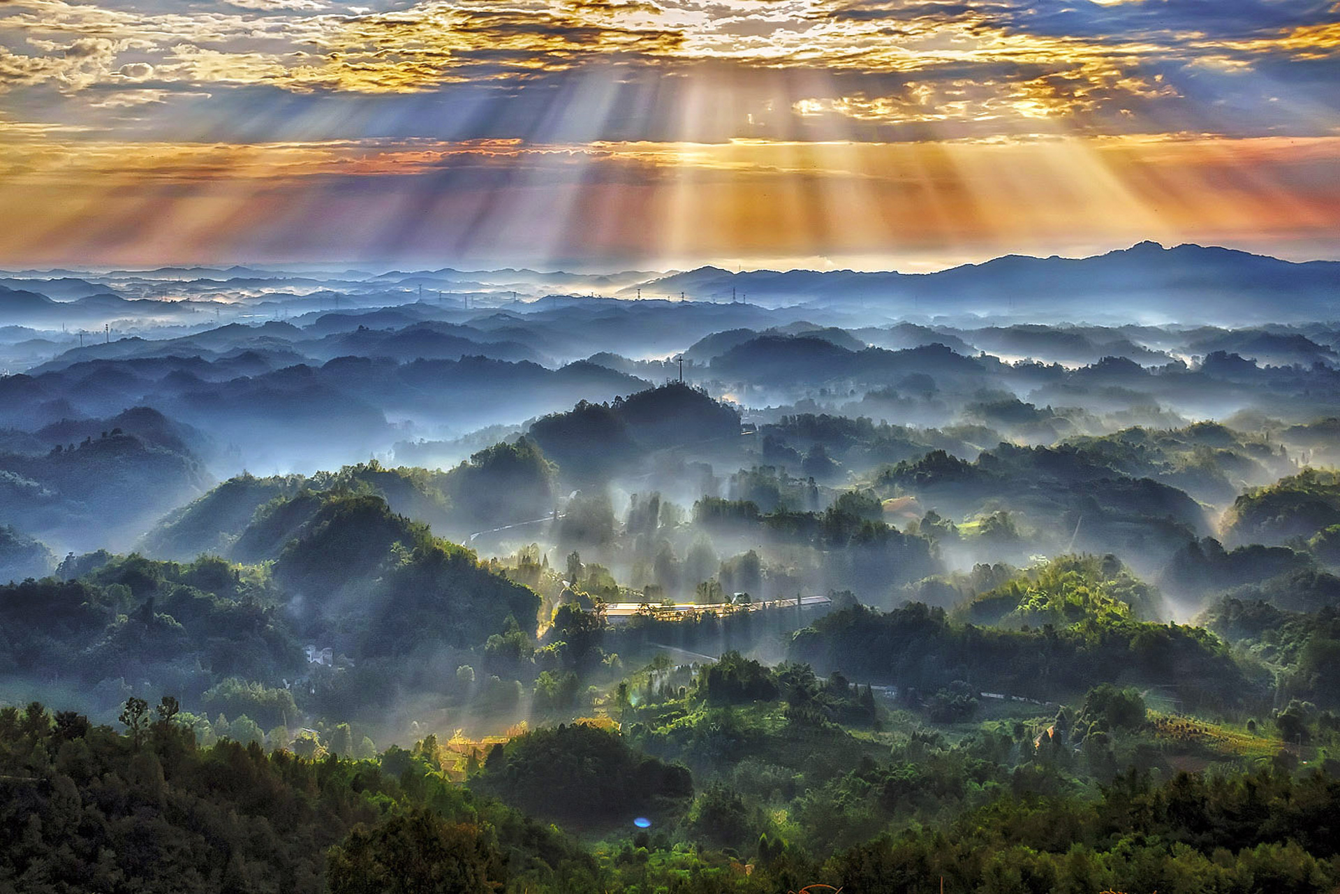 千里晨曦来照尽, 楼边飞鸟过轻盈.