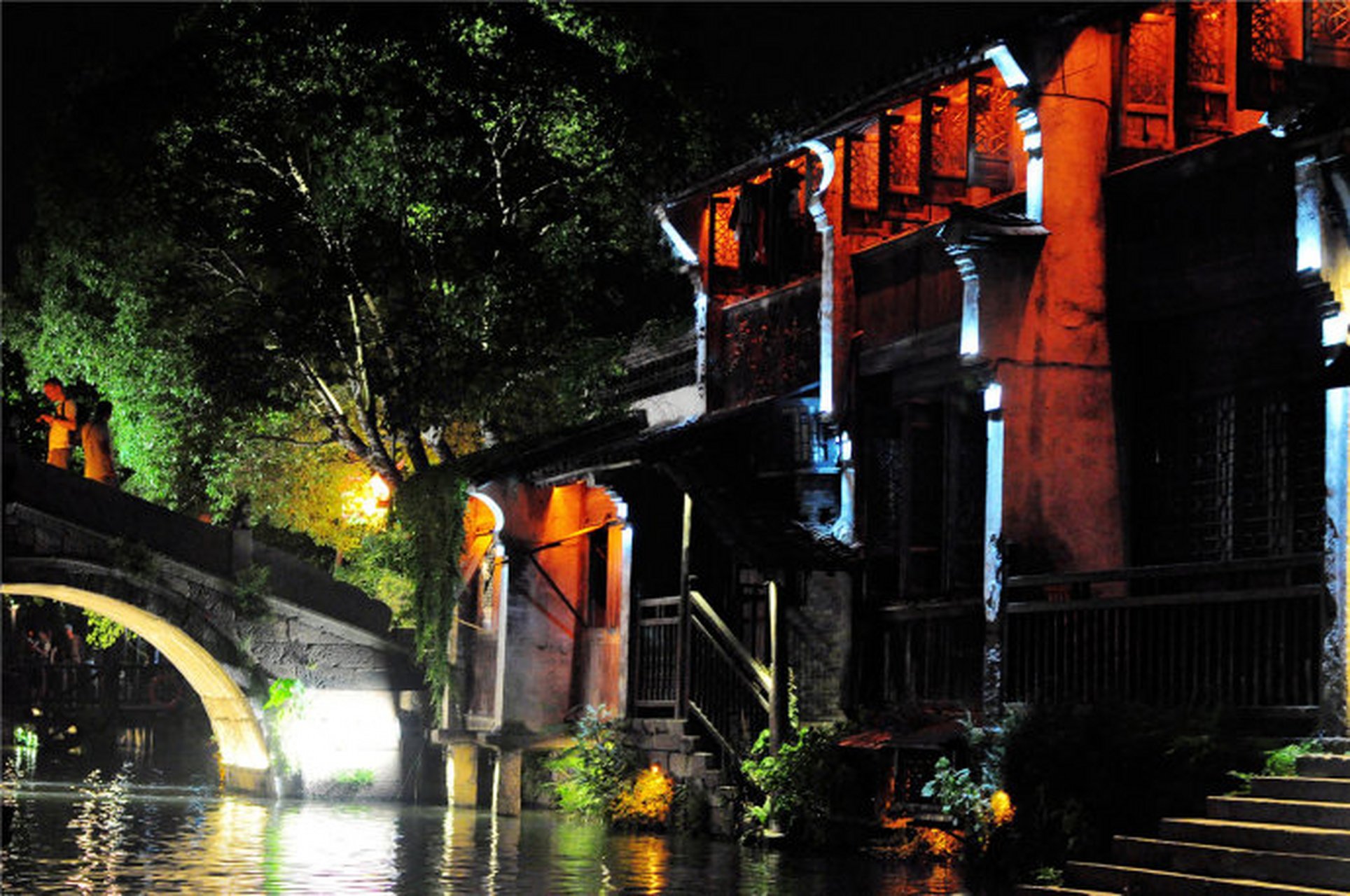 每日打卡#  幽幽灯火透西窗, 漠漠如帘雾锁江.