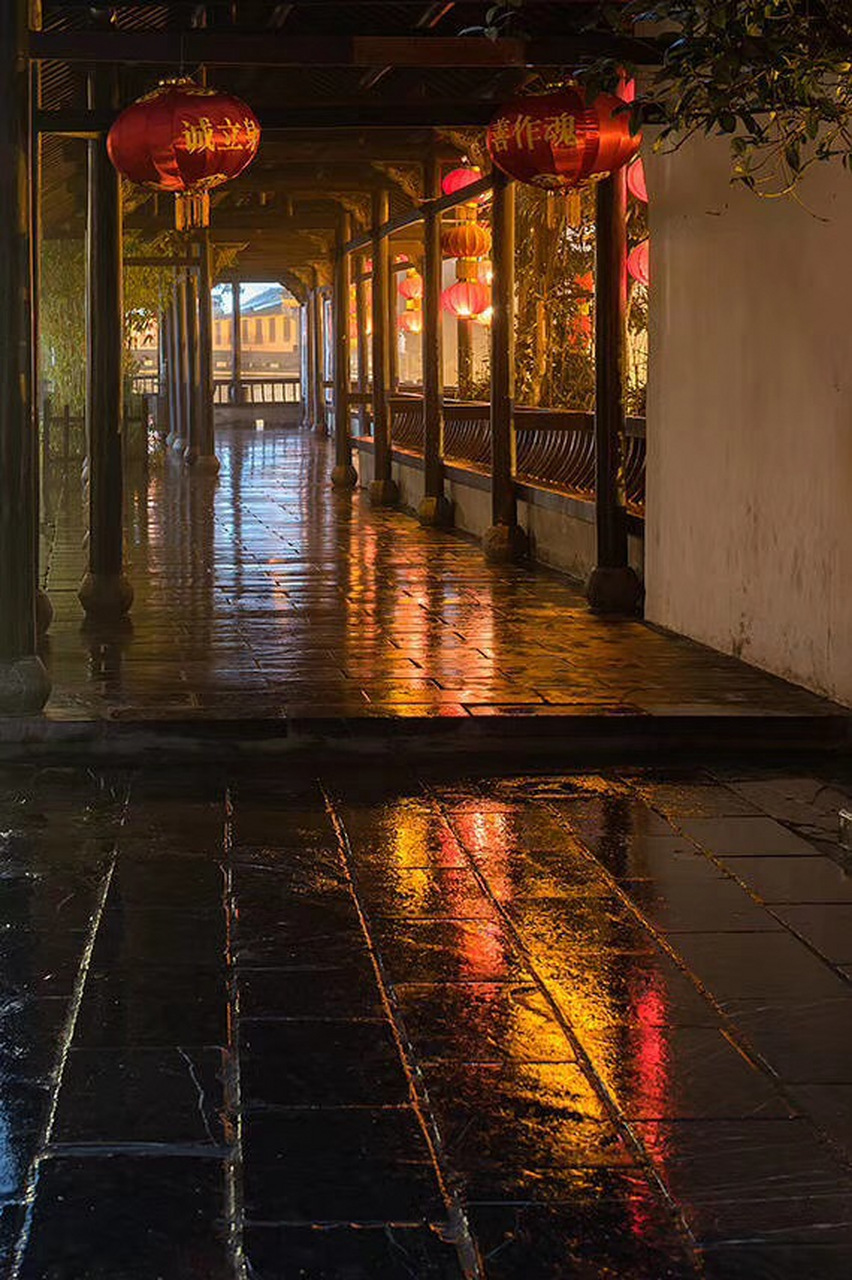 每日打卡#  幽幽灯火透西窗, 漠漠如帘雾锁江.