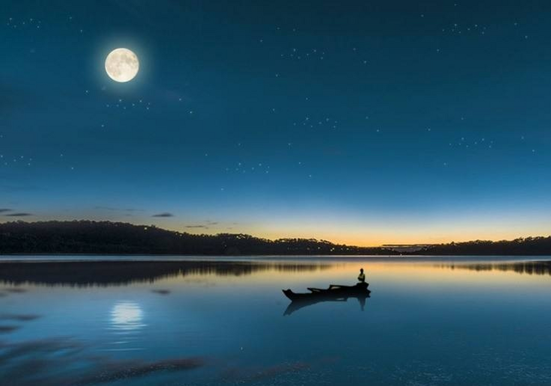 每日打卡#  月下江南怎绘成? 蜿蜒碧水绕空城.