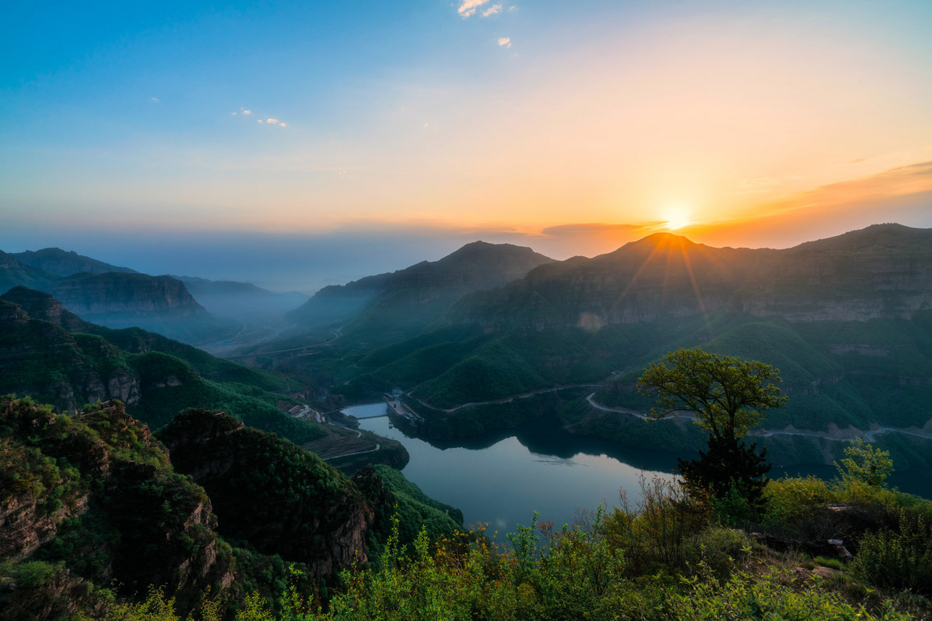 千里晨曦来照尽, 楼边飞鸟过轻盈.