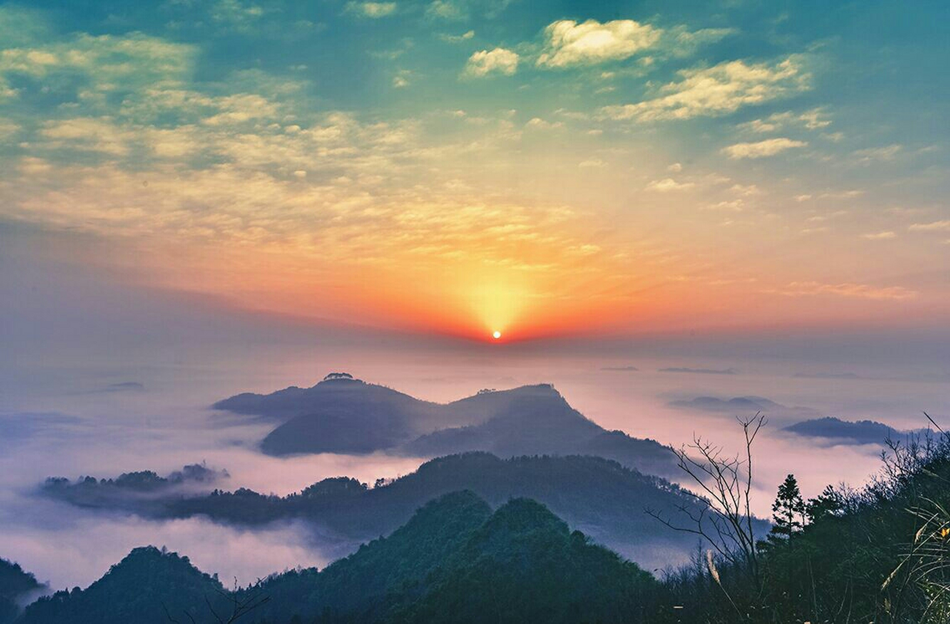 千里晨曦来照尽, 楼边飞鸟过轻盈.