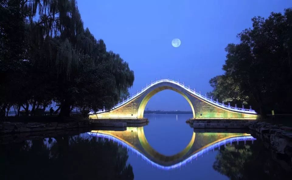 皓月无声终有意, 何时冉冉上西楼