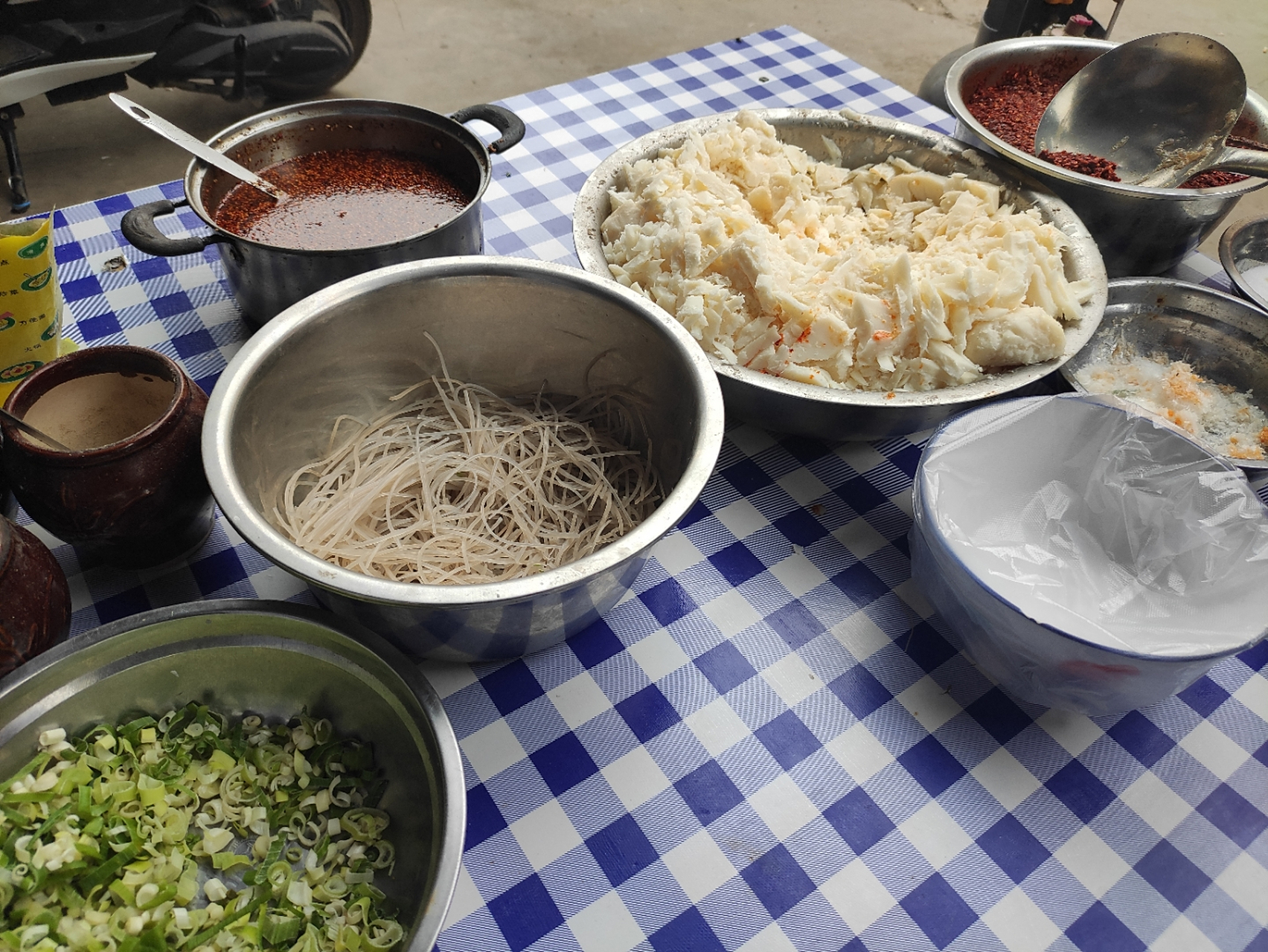 网红美食分享 去西安长安引镇赶集,朋友吃了一份当地有名的网红美食