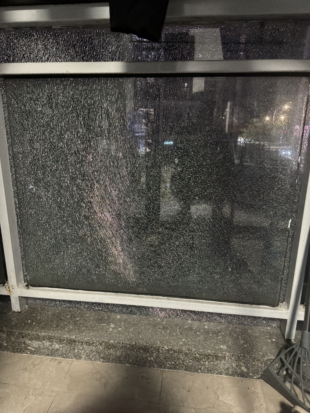 玻璃门碎了,生活还得继续.