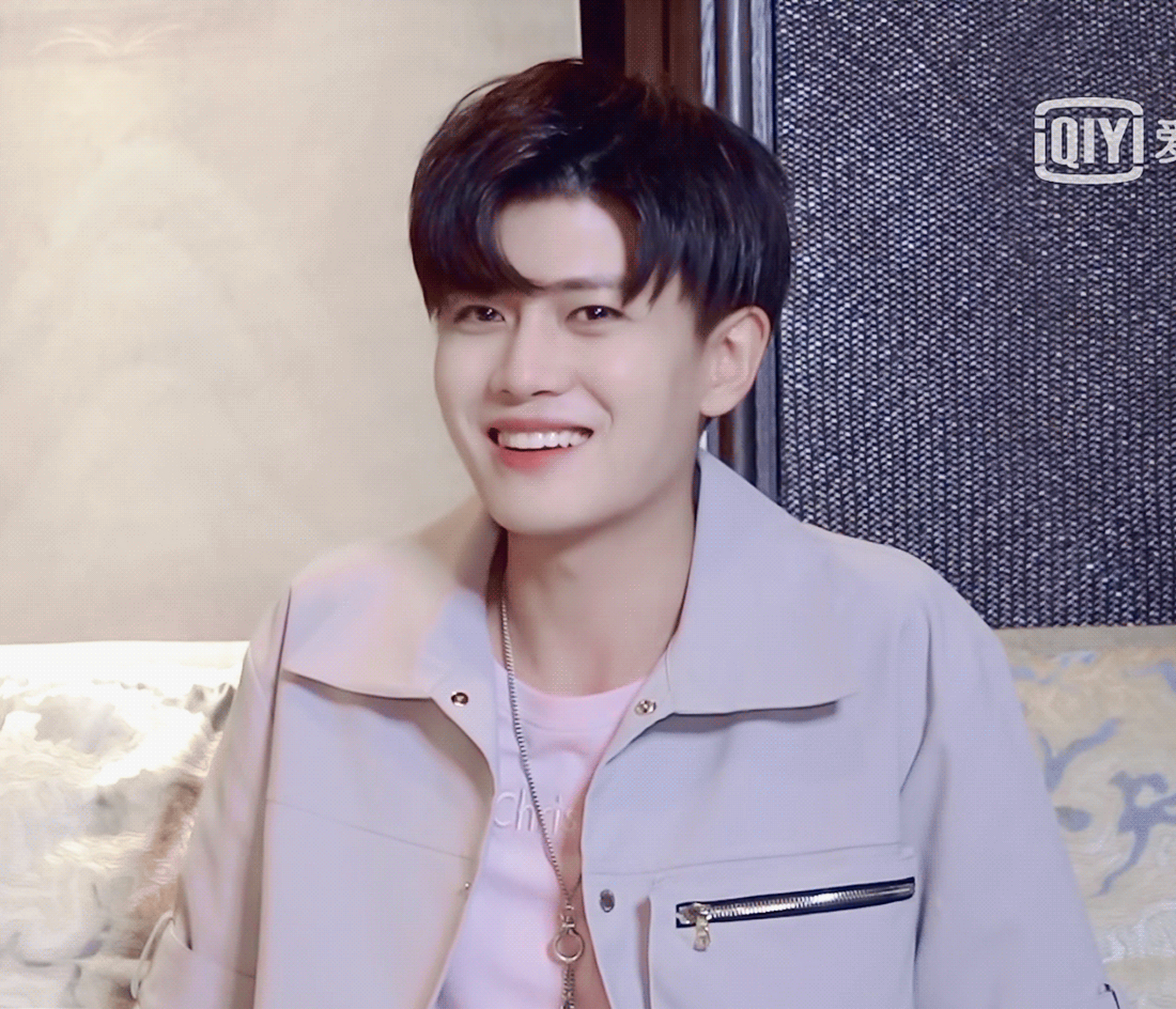 你做到了任嘉伦,披荆斩棘的走到大众面前,一切美好你值得拥有!