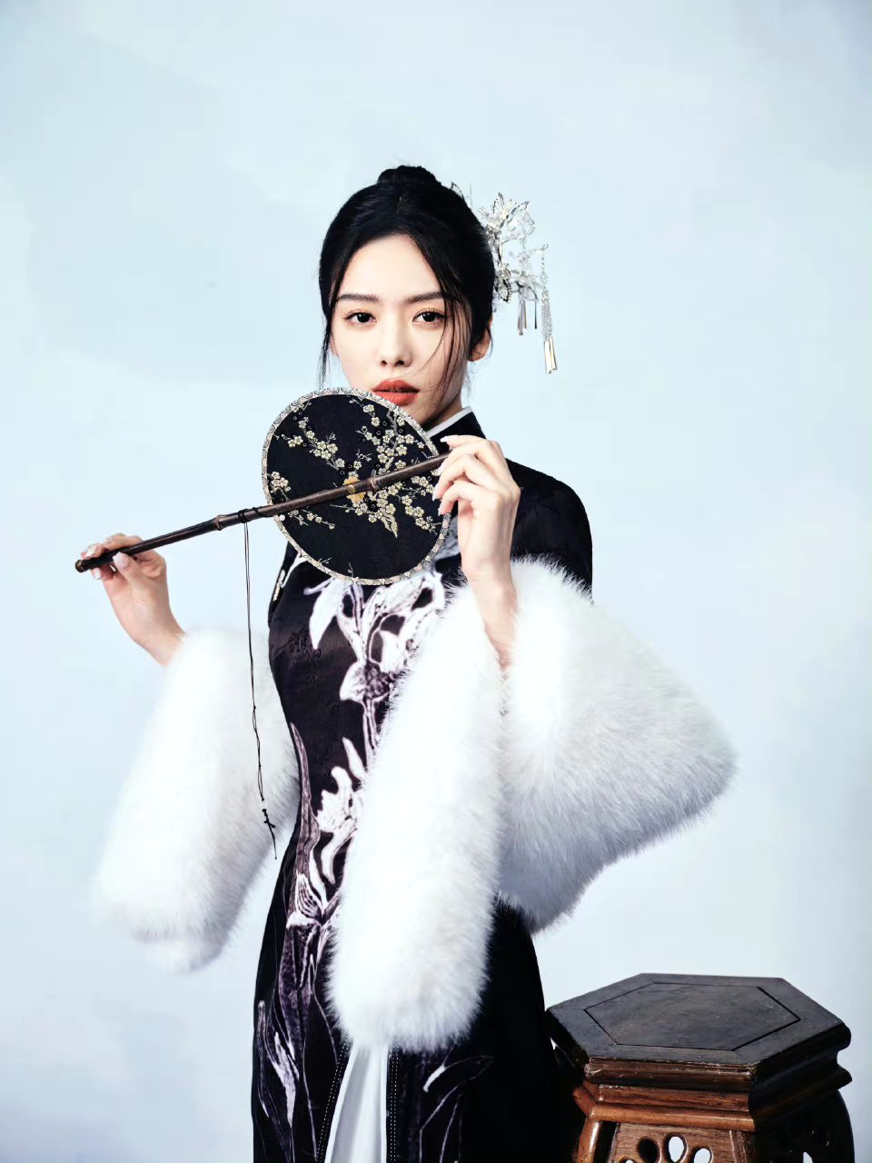 第115期女星美图: 蔡文静 旗袍加身,手持团扇,古典韵味,美得不可方物.