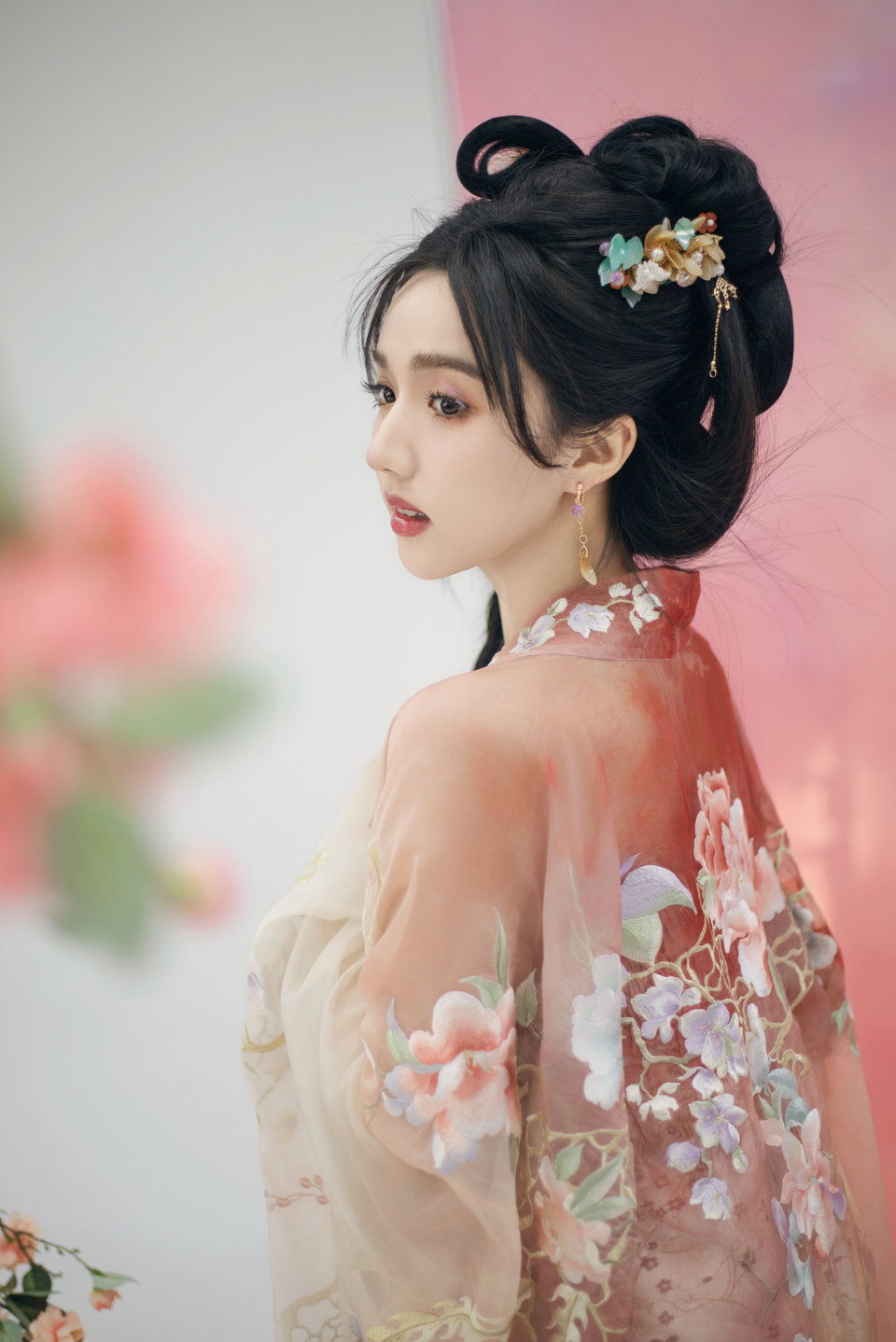 古风写真105:苏晓彤 桃红柳绿映春光, 美人轻步踏花香.