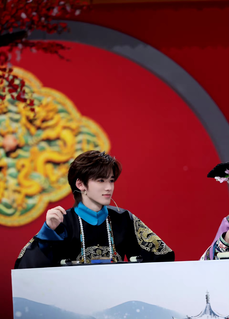 古风写真159: #宋亚轩#  宋亚轩身穿传统服饰,端坐在红毯上,气质非凡.