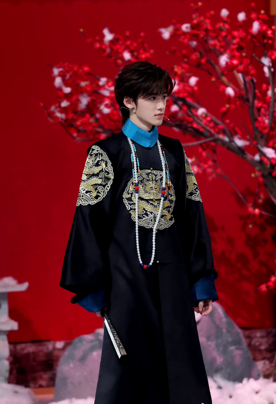 古风写真159: #宋亚轩#  宋亚轩身穿传统服饰,端坐在红毯上,气质非凡.