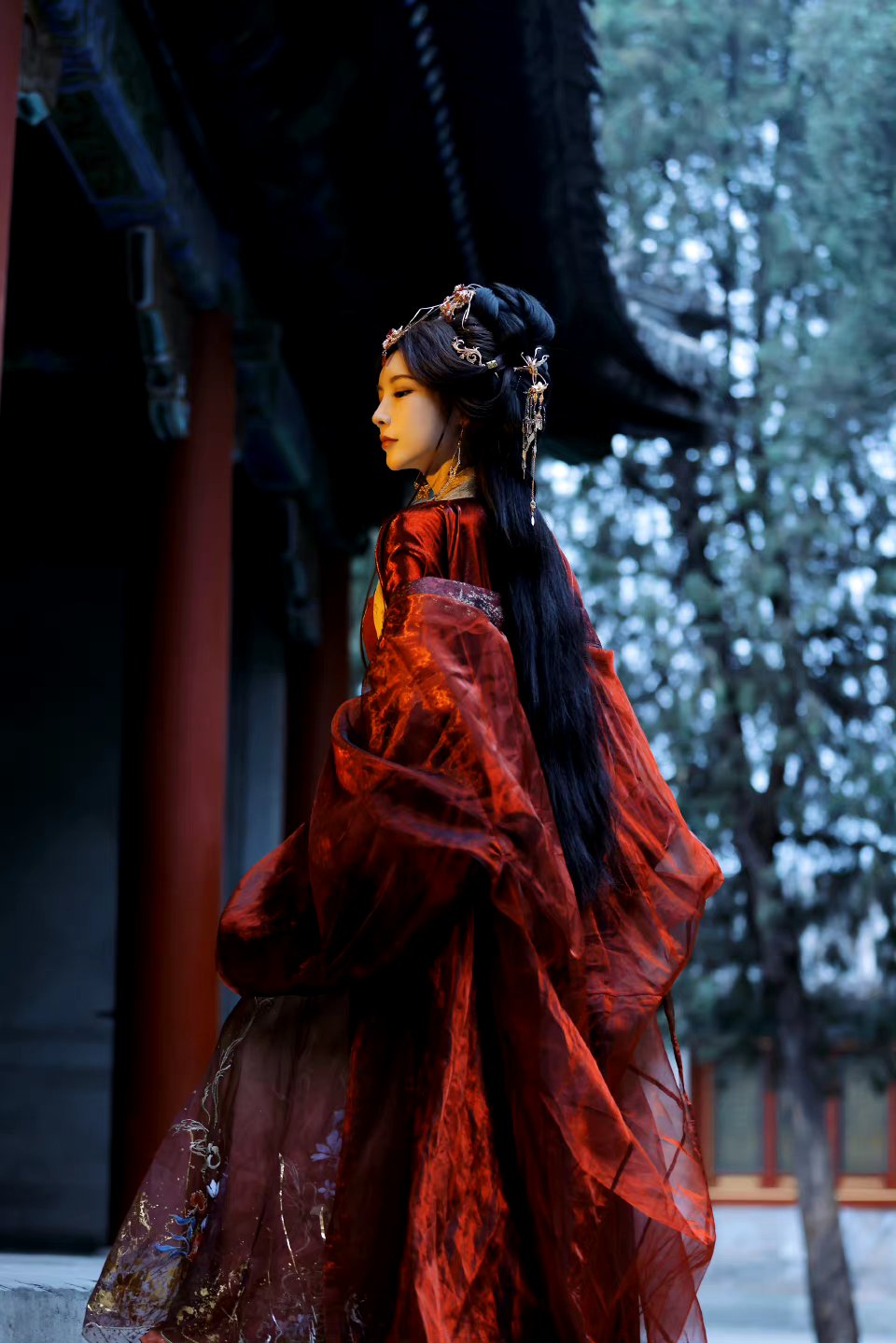 女生真人古风图片打伞古装女装打伞图片古风女子回头图片伤感忧伤红衣