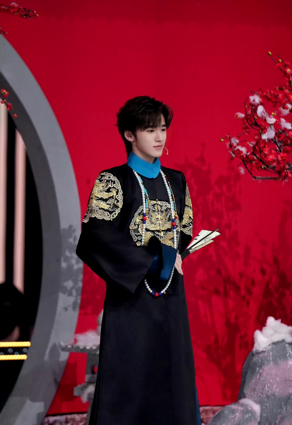 古风写真159: #宋亚轩#  宋亚轩身穿传统服饰,端坐在红毯上,气质非凡.