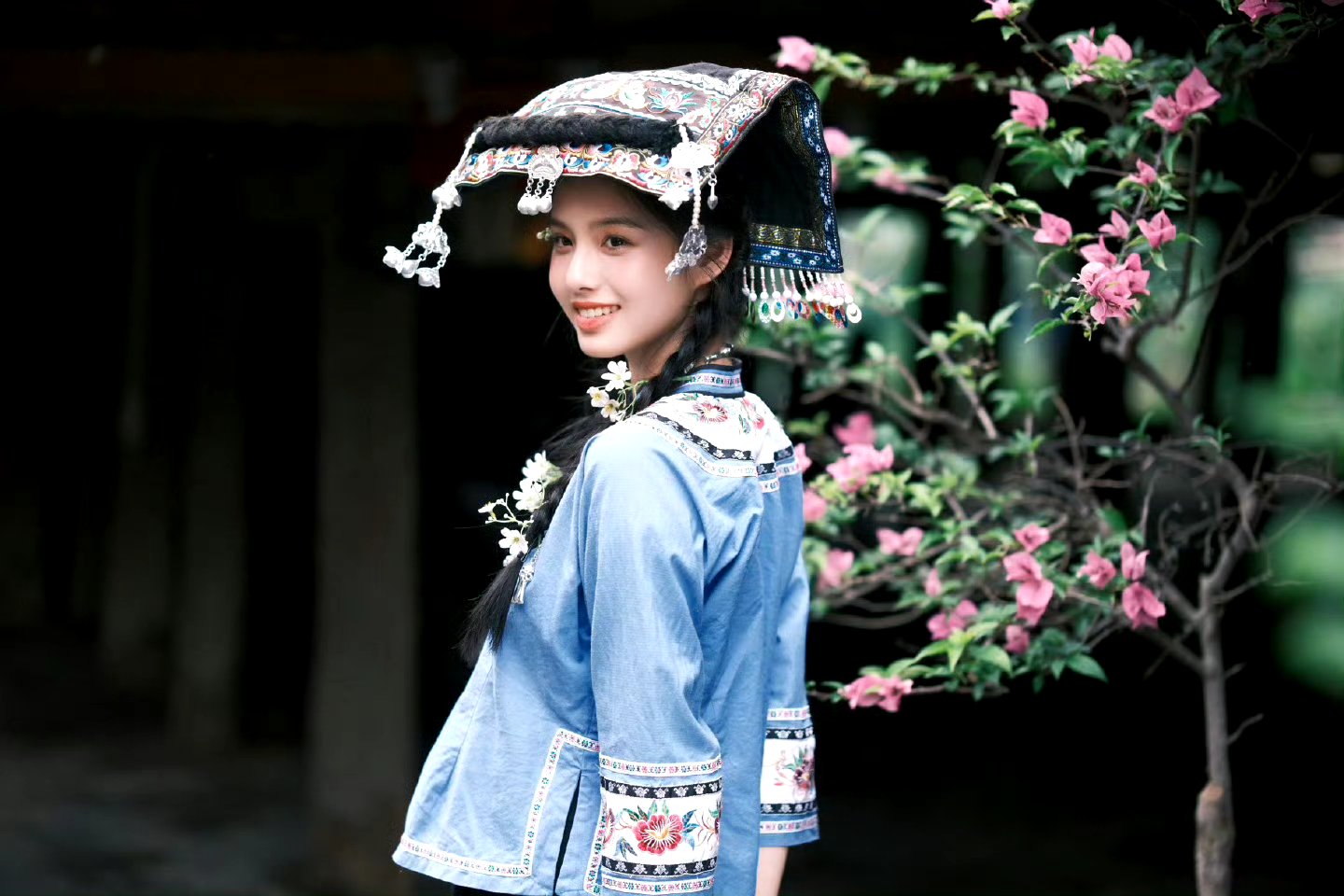 民族风美女,传统服饰,银饰点缀,笑容灿烂. 古风写真61:#艾米