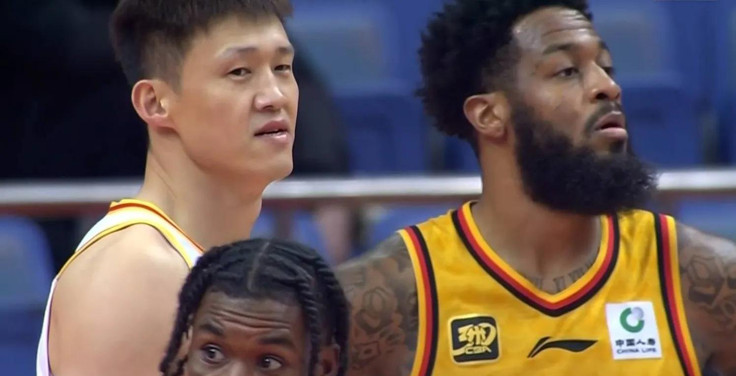 江苏男篮双外援屡屡受伤，球队面临危机 