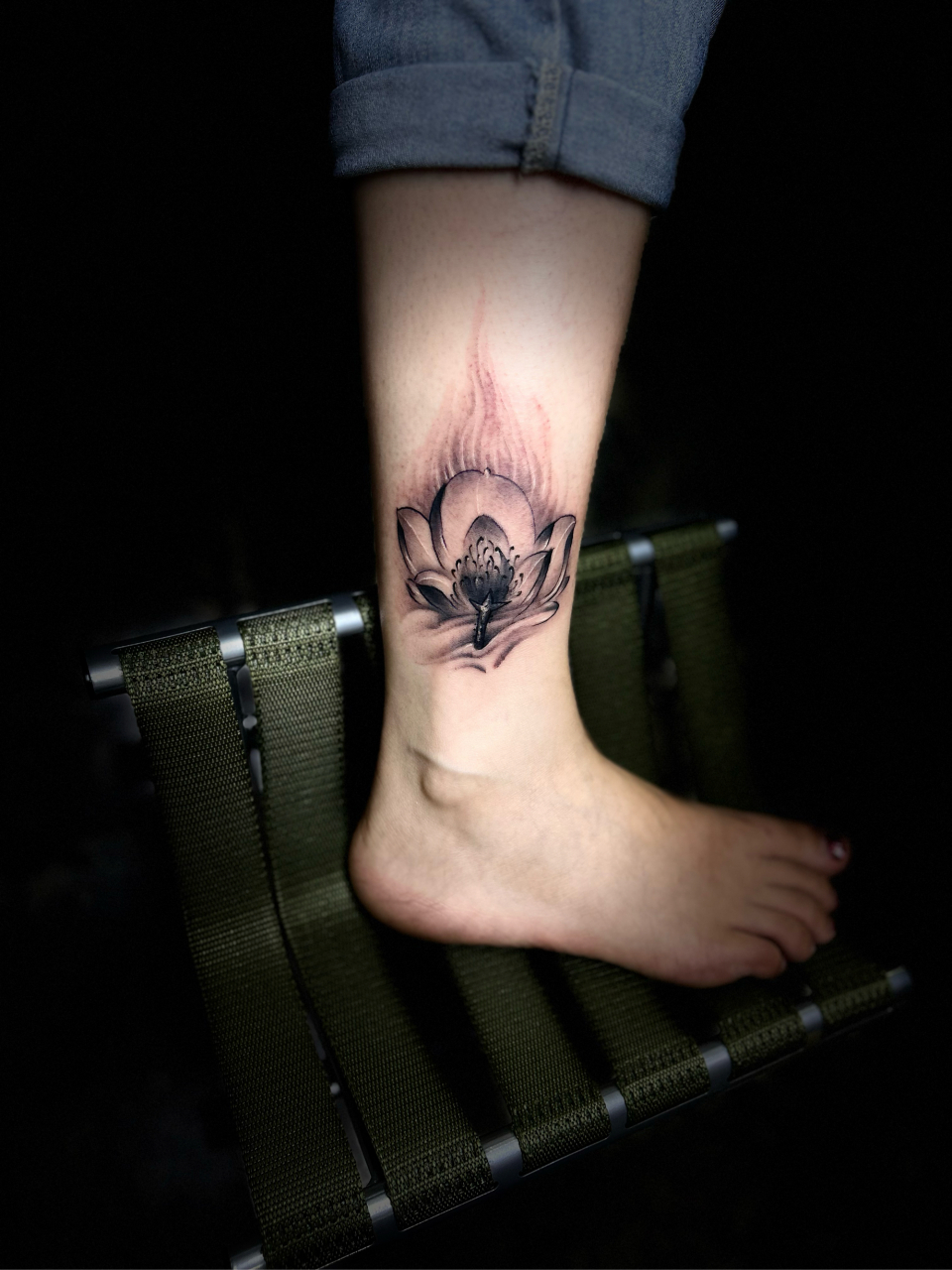 一枚独特的"小腿莲花纹身图针牛".