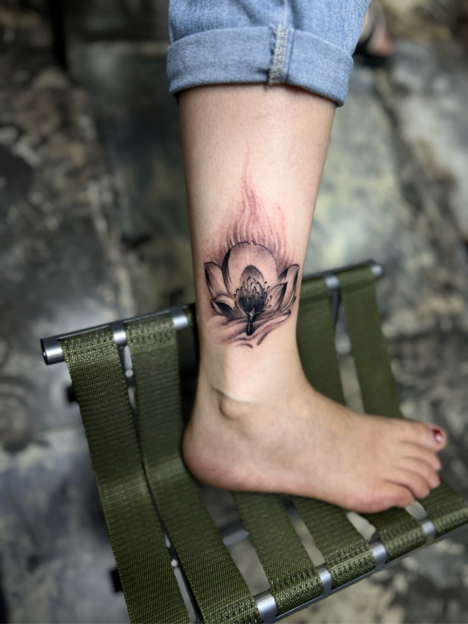 一枚独特的"小腿莲花纹身图针牛".