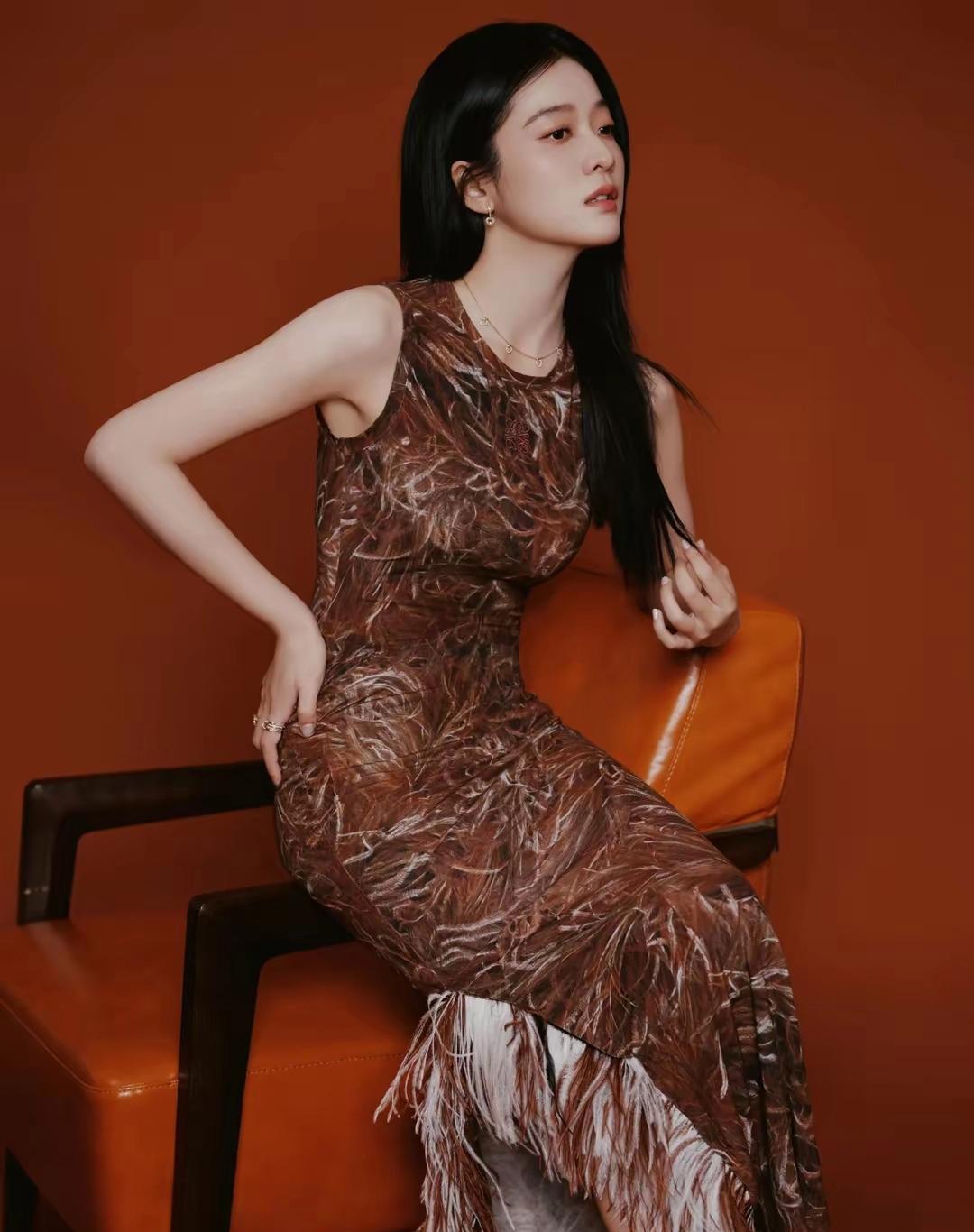 张雪迎棕色调流苏花纹无袖连衣裙杀疯了!