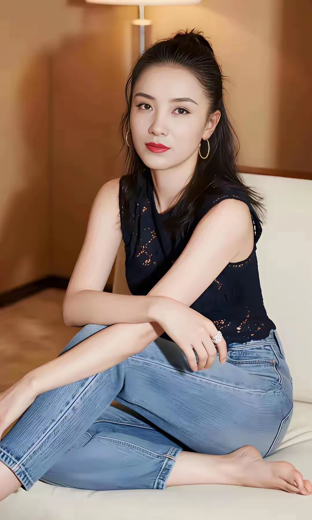 是不是有点不认识,小宋佳风格百变,时而身着干练西装,气场全开似职场