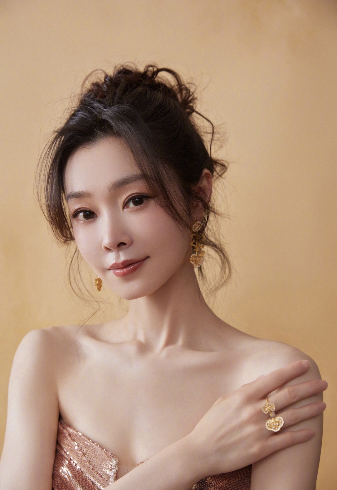 女星宋轶优雅时尚风采,闭月羞花,沉鱼落雁,宋轶甜美靓丽,颜值很耐看