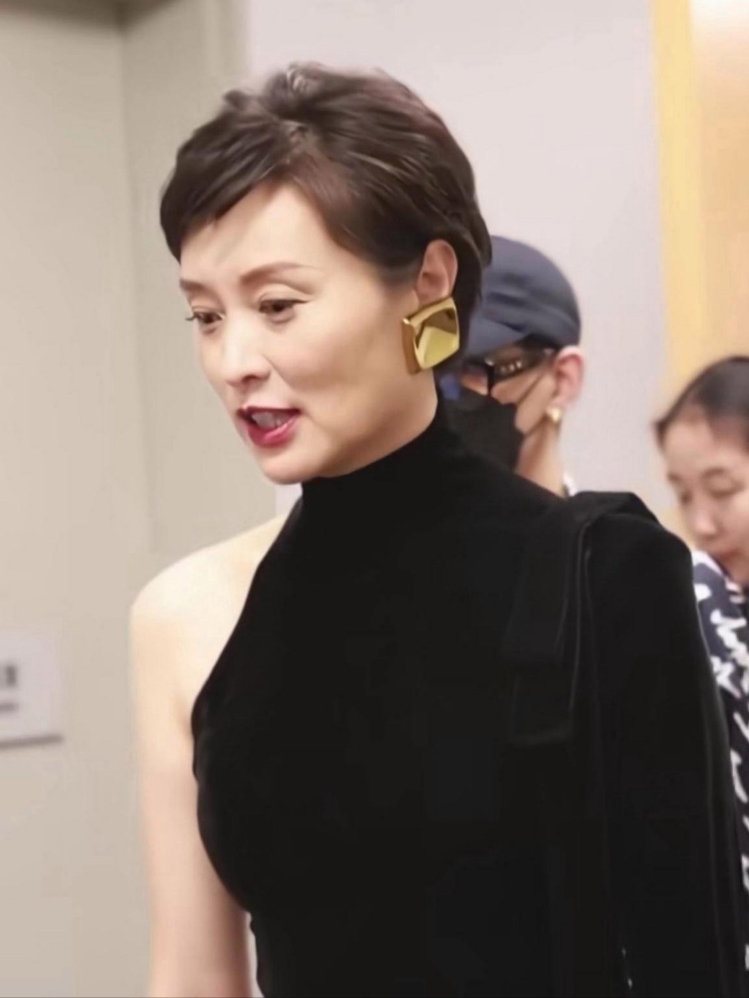 吴越的造型令人惊艳,黑色露肩裙展示了她的高贵气质