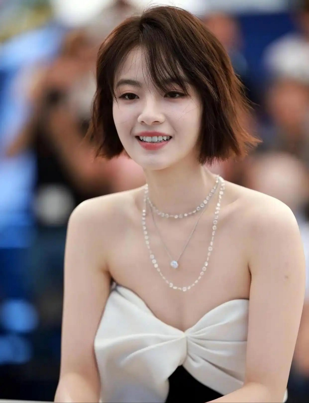 李庚希第一次在戛纳photocall的时候穿了条简洁的