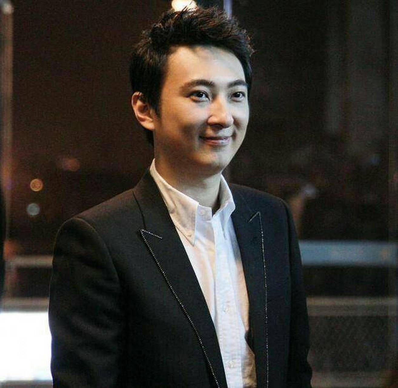 某位h姓小鲜肉,刚脱离韩国人气组合回国发展时,觉得自己红得不得了,某