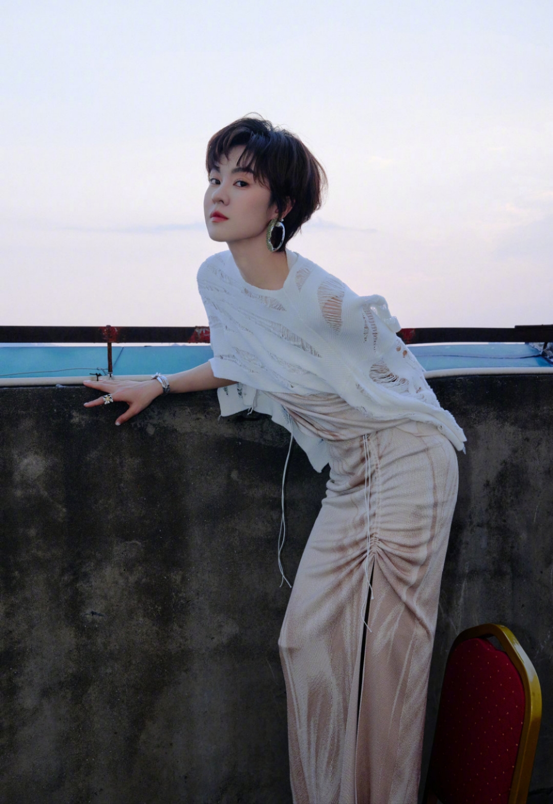 坎肩长裙长筒靴不一样的穿搭风格,郁可唯穿出了时尚潮流美感,白色坎肩