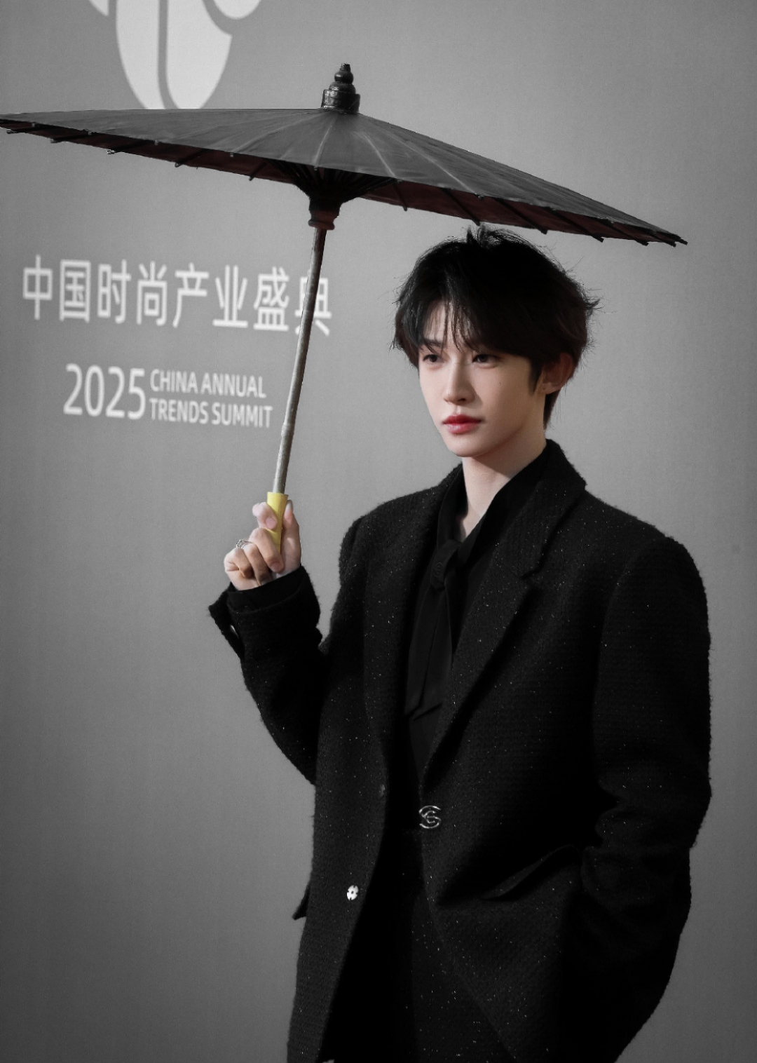 刘宇黑色亮面西装也太帅了,妥妥的小鲜肉一枚,飘逸帅气的发型搭配西装