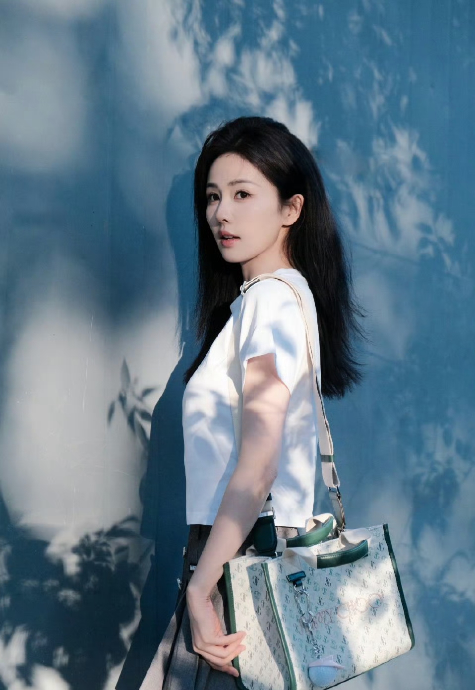 白鹿这休闲装好清纯靓丽,宛如18岁青春期的初恋女神的模样,温柔甜美有