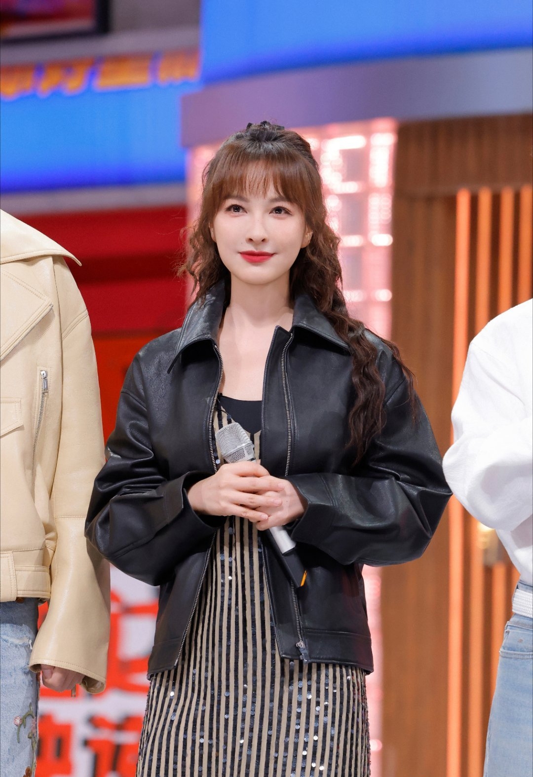 吴昕活动录制现场着装洋气可爱,状态满分,发型甜美又高级,条纹长裙