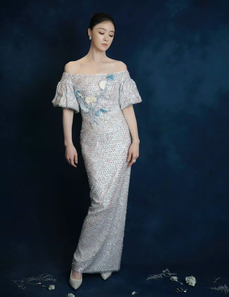 蒋欣着一字肩银面长裙,气质优雅高级,身材真的很瘦,天鹅颈线条很美