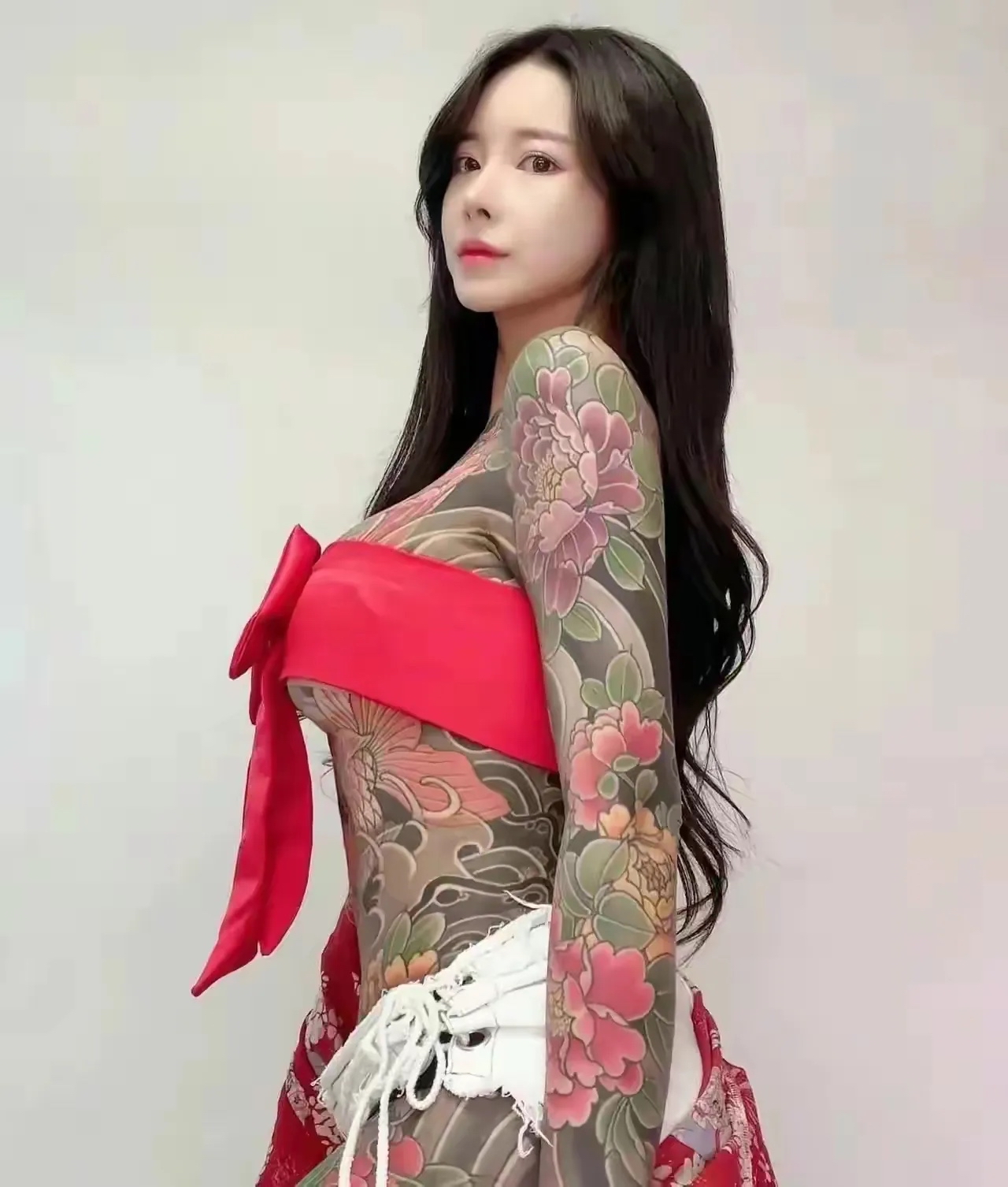 把美女的衣服变没图片