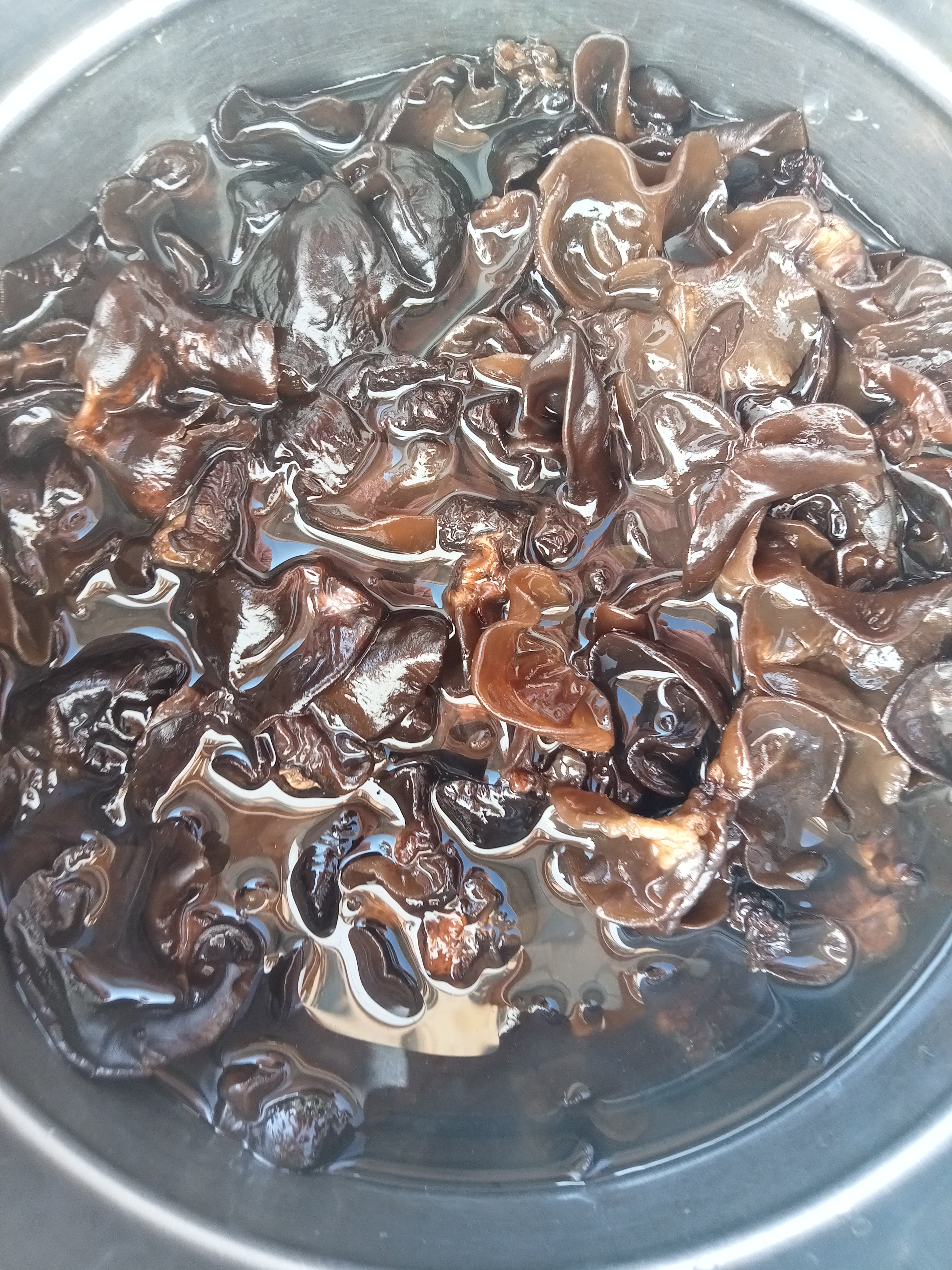 从网上买了一斤木耳 ,泡完之后里面有像发霉的小白点儿,而且吃起来跟