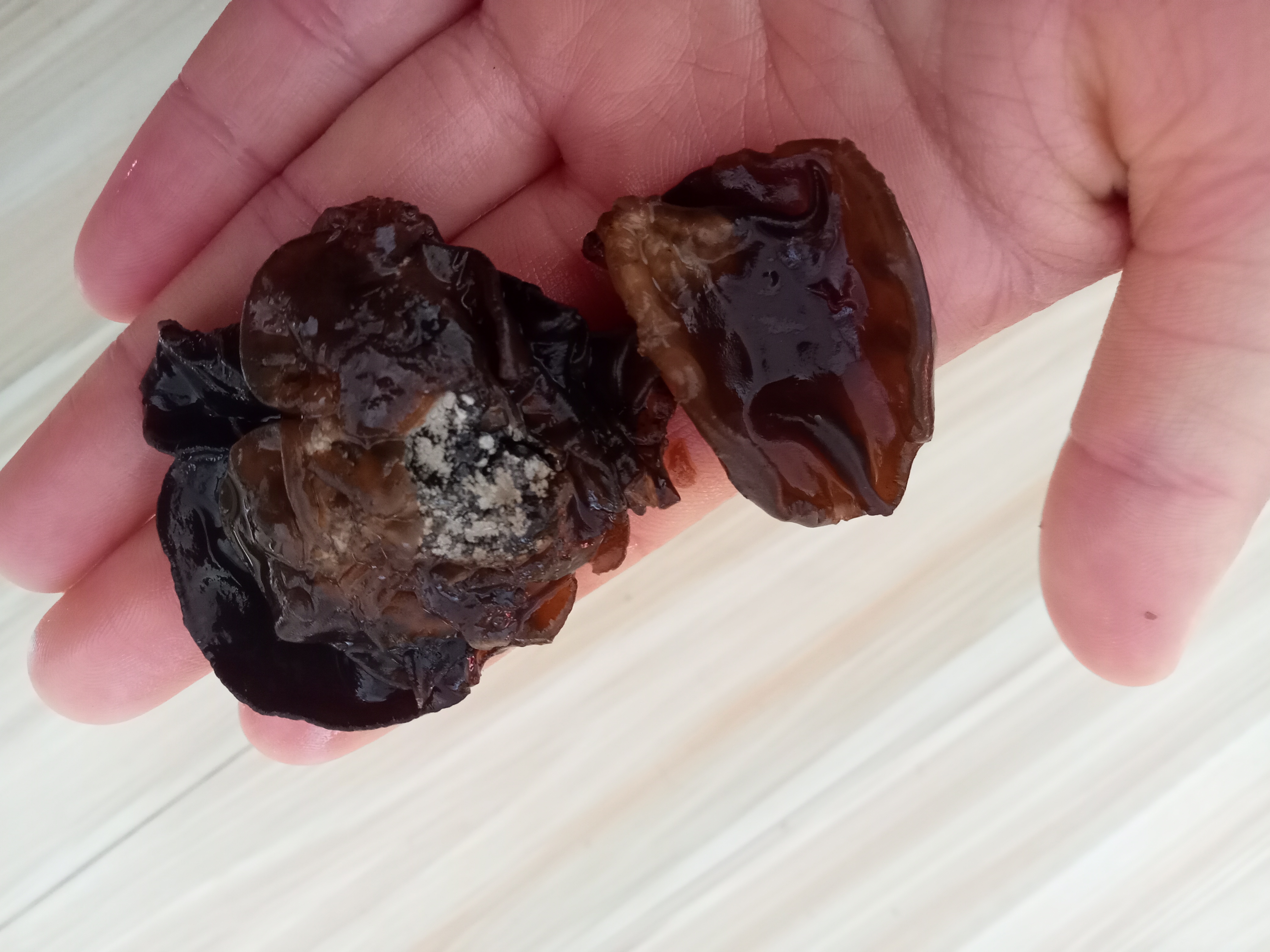 从网上买了一斤木耳 ,泡完之后里面有像发霉的小白点儿,而且吃起来跟