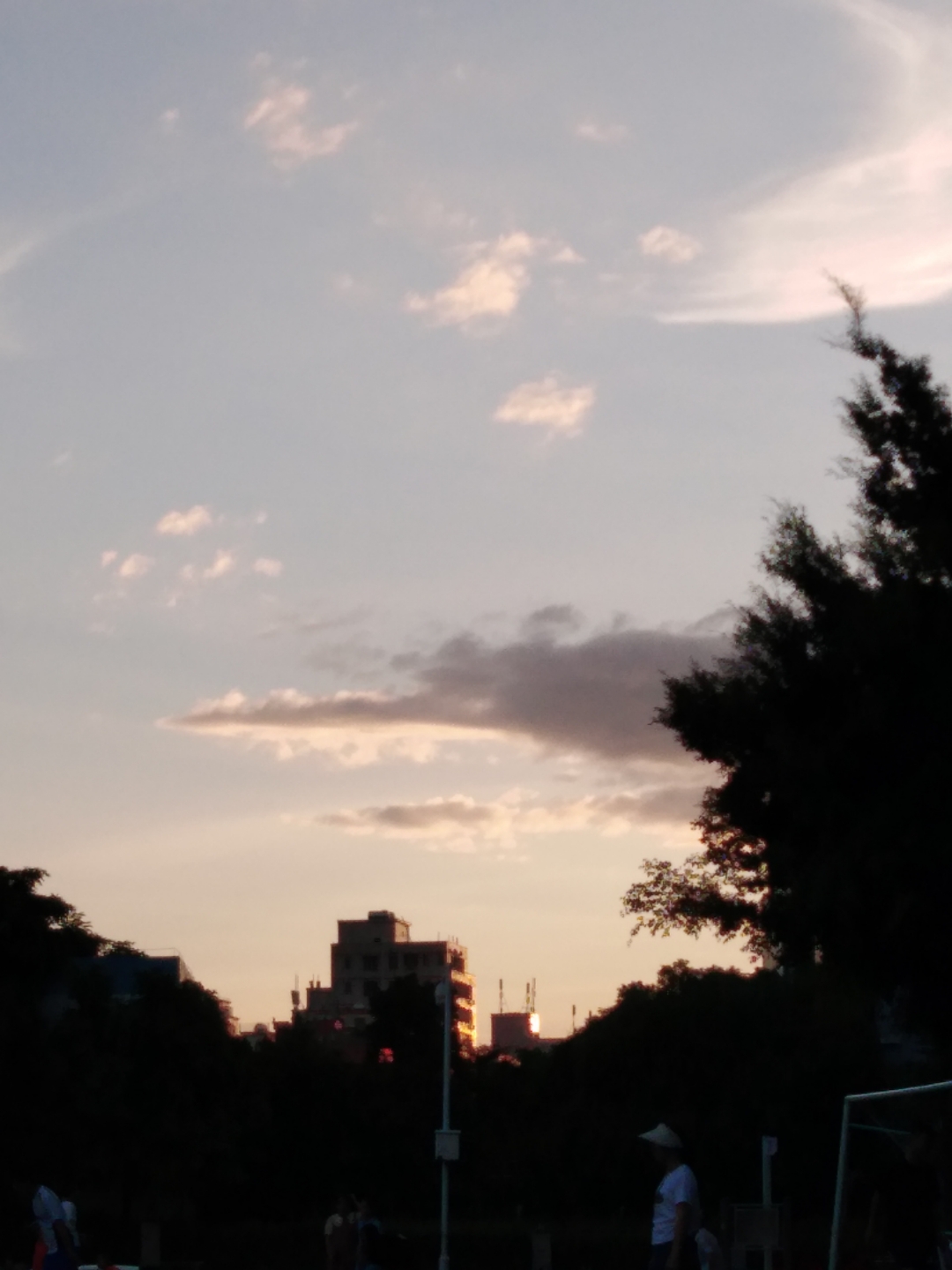 收集夕阳的第n天   总喜欢看这些平凡的美丽风景    有人和我一样的吗