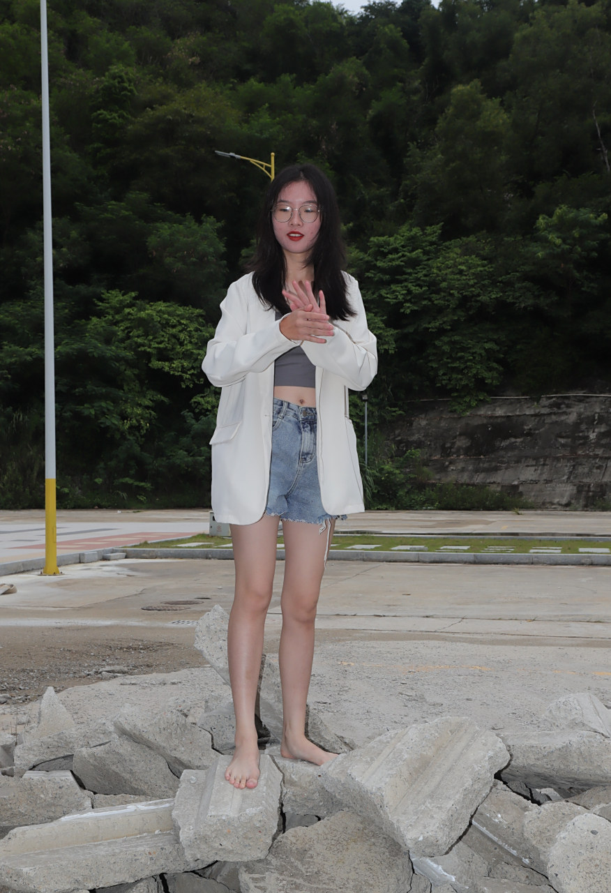 吊带牛仔短裤眼镜学妹赤足