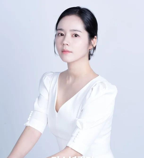 你瞅瞅,韩佳人素颜出镜,皮肤光滑到像瓷器一样,这画面够不够炸?