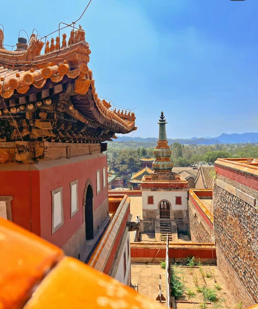 位于河北省承德市,是一座融合了汉,藏佛教文化特色的寺庙