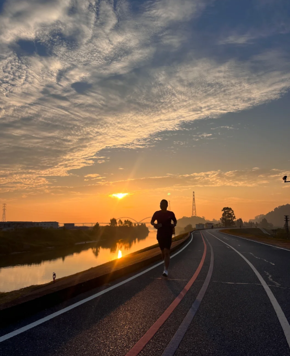 早上晨练图片大全晨起配图图片正能量的晨练图片大全5:30早起晨 