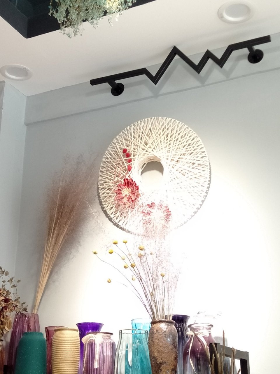 【眉间白毫相】佛三十二相之一,佛眉间有白毛,内外映彻如白琉璃.