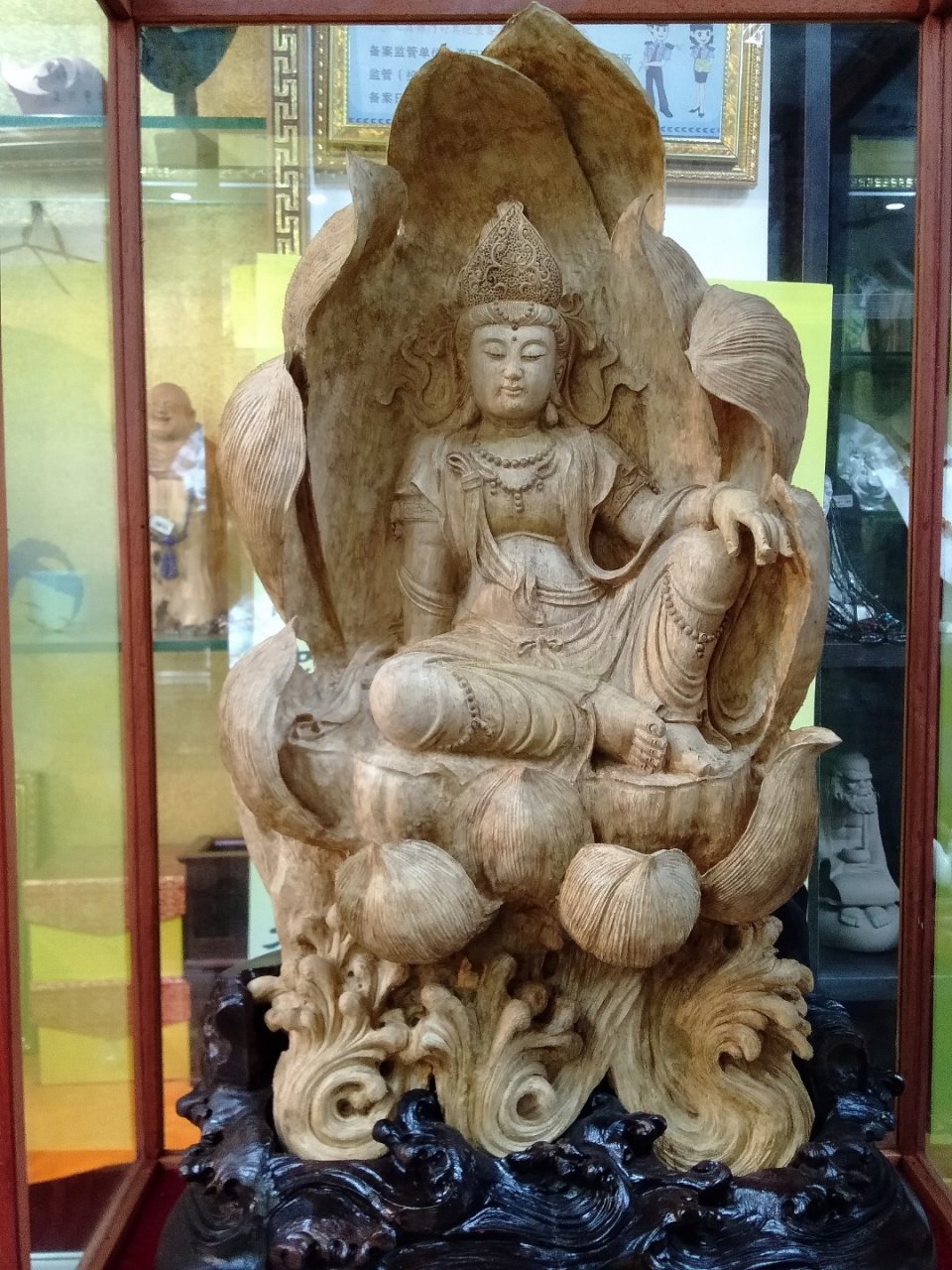 施无畏:①又名施无畏者,或施无畏菩提萨,即观世音菩萨的别名.