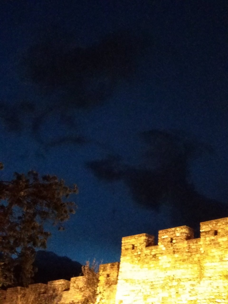 【红莲地狱】八寒地狱之第七,因其处寒冷皮肉分裂如红莲花,故名.