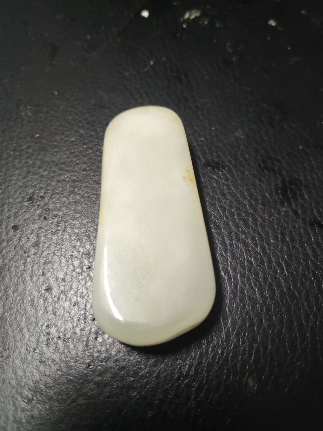 这是我在淘宝买的一块石头,说是青海山料和田玉,修行以后的