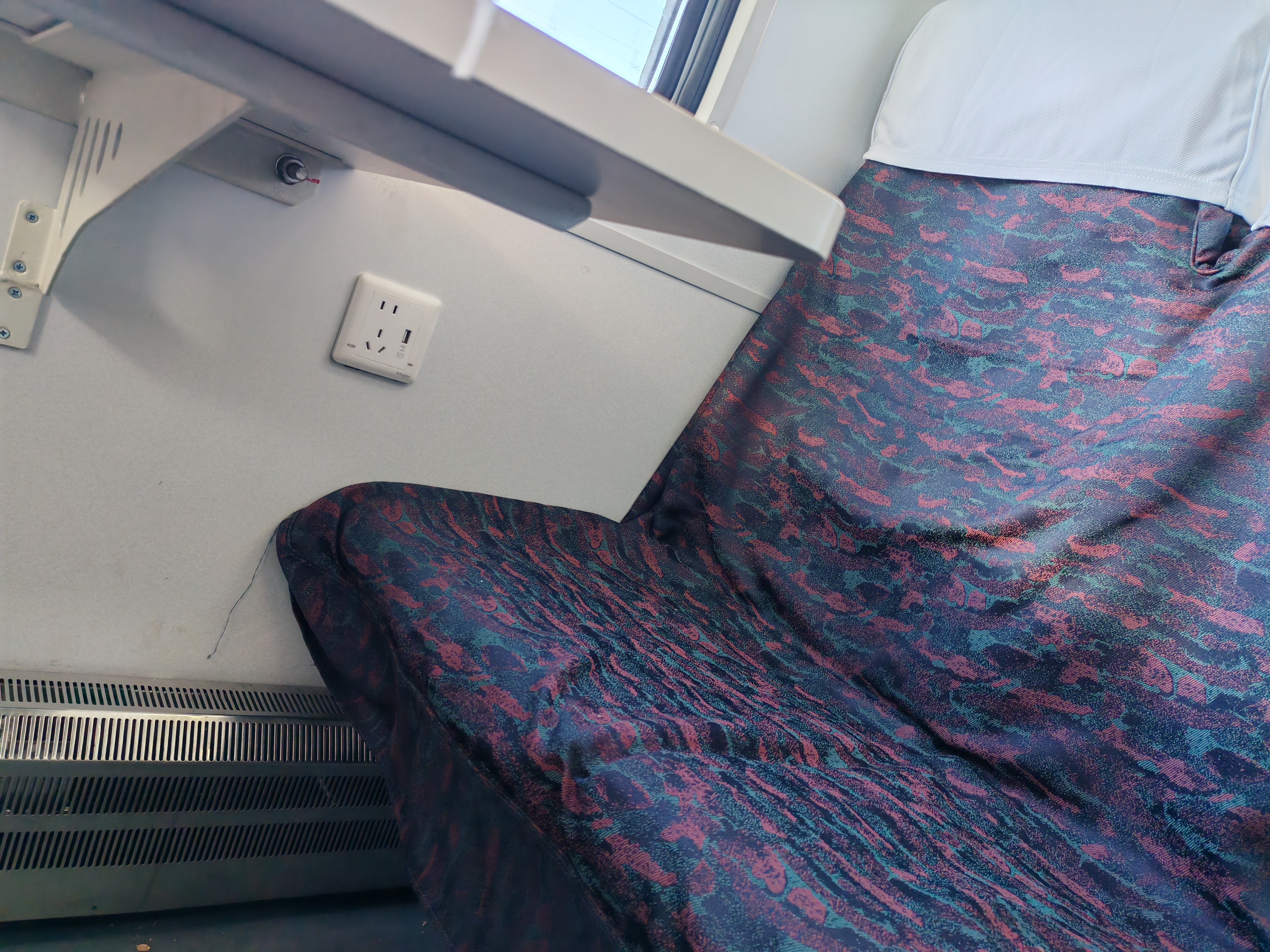 今天坐火车发现硬座车厢每个座位也都加了充电的插座,还有贴心的usb