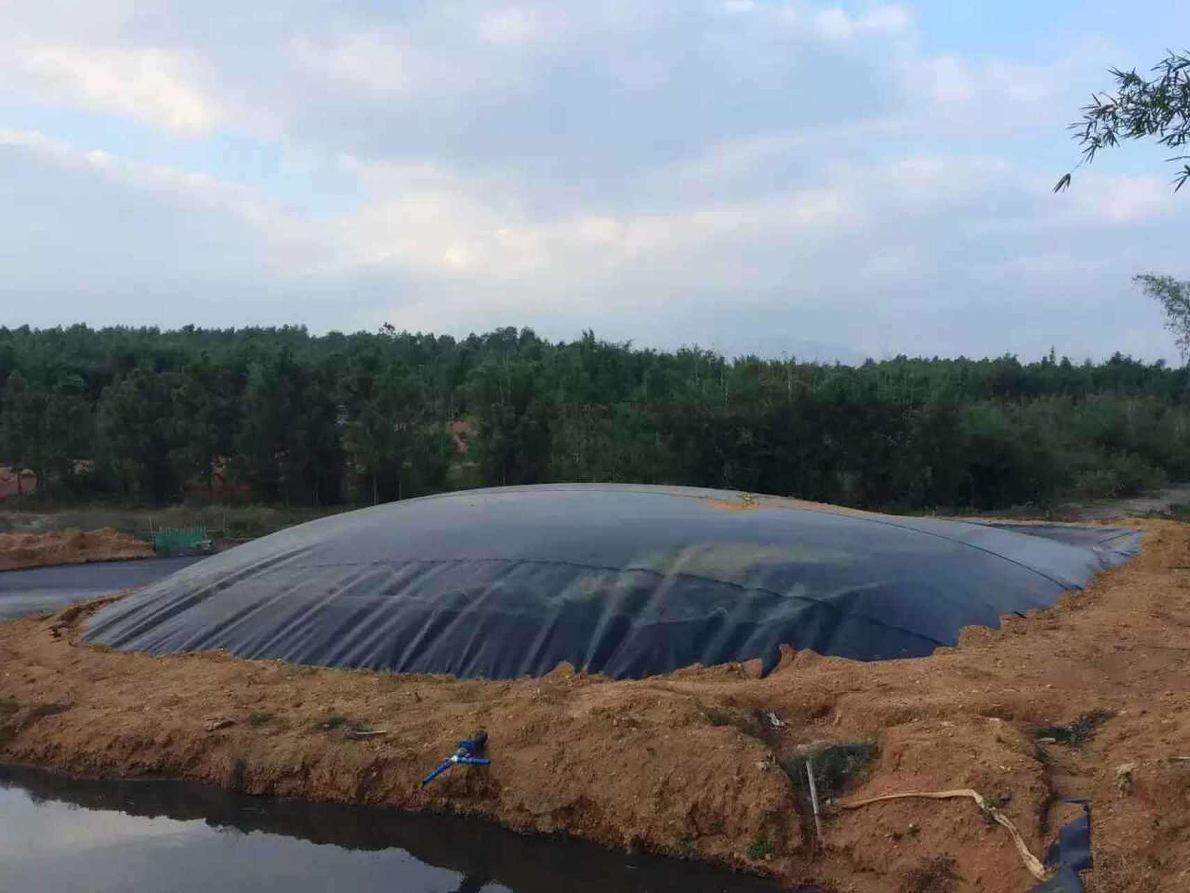 養殖場現在流行建造的沼氣池,有些地區稱為蓋瀉湖或黑膜沼氣池,或者土